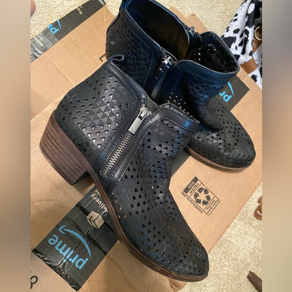 Black. Light weight booties.